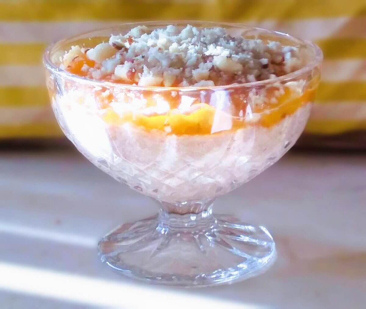 Super Colazione che sazia fino a pranzo Super Colazione saziante: coppa con crema di cachi e frutta secca al sole. Inizio di giornata gustoso e salutare