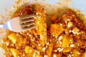 Super Colazione pancake: pancake giallo curcuma con pezzi di frutta fresca e secca. Un boccone infilzato da una forchetta